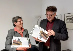 Superintendentin Beate Marwede und Regionalbischof Tobias Schüfer mit dem neuen KalenderKalender
