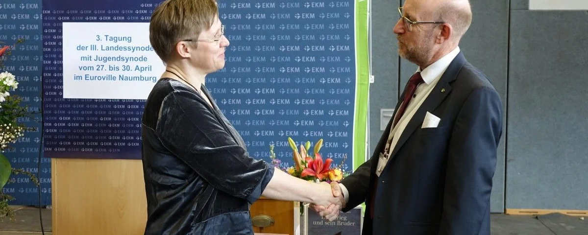 Der Präses der Landessynode Dieter Lomberg gratuliert Bettina Schlauraff nach der Wahl.