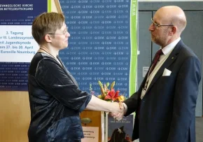 Der Präses der Landessynode Dieter Lomberg gratuliert Bettina Schlauraff nach der Wahl.